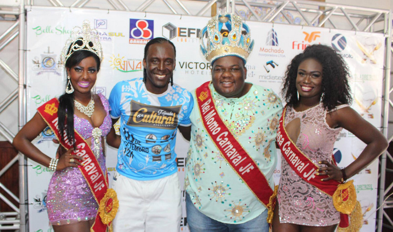 O anfitrião Negro Bússola com a rainha do carnaval Gracyele Germano, o rei momo Eduardo Rodrigues e a princesa Deysilene Alves, na feijoada da Casa de Cultura Evailton Vilela