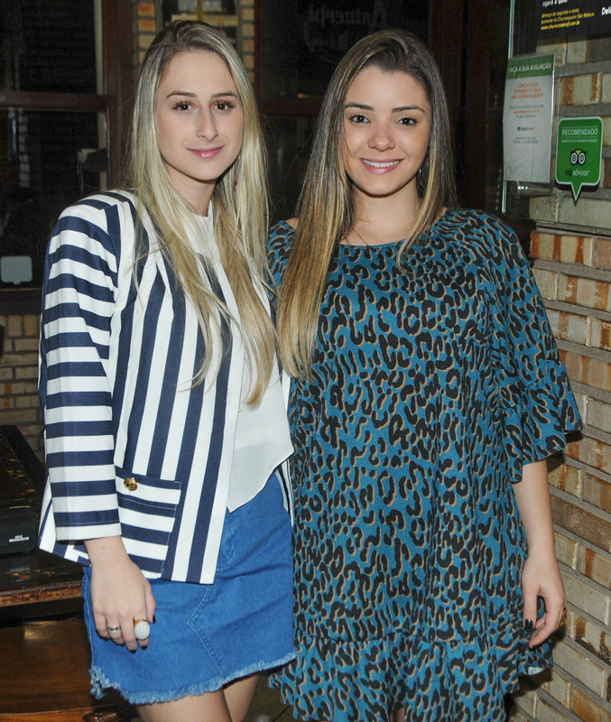 Laura Brandão e Marília Allemand clicadas na noite da Churrasqueira Foto: Andréa Ottoni