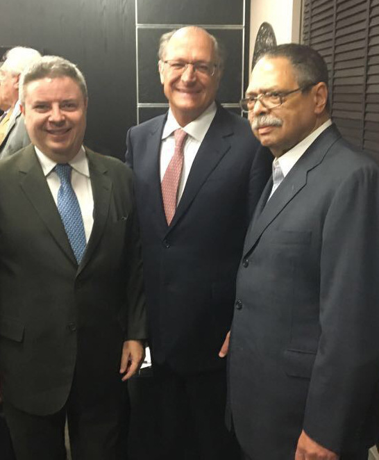 Após falar no Sicepot, em Belo Horizonte, o governador paulista Geraldo Alckmin foi clicado entre o senador Antônio Anastasia e o jornalista Paulo Cesar de Oliveira 