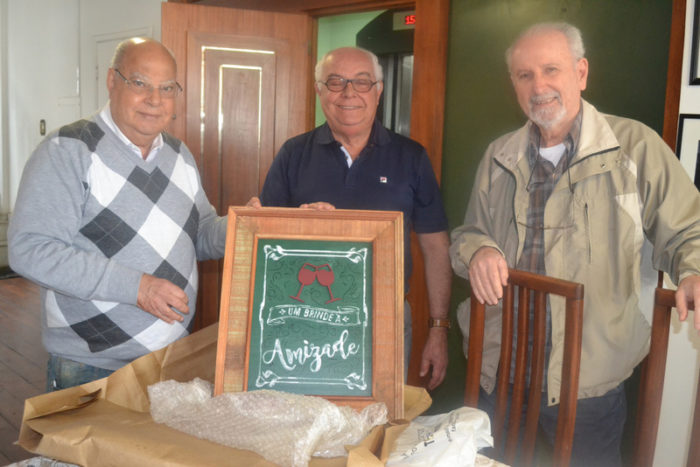 No almoço da Academia Rio Branco, Paulo Ely Braz Pereira, Omar Ferreira e Eloy Ballesteros, com uma das peças ‘by’ Marco Túlio Ballesteros, que fazem sucesso em Tiradentes Foto: Toninho Carvalho