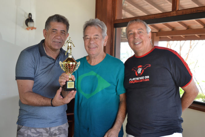 O ex-craque do Flamengo, Nunes e Alberto Aloysio Larcher, que foram homenageados por José Lúcio Fernandes, no condomínio Enseada da Represa Foto: Toninho Carvalho