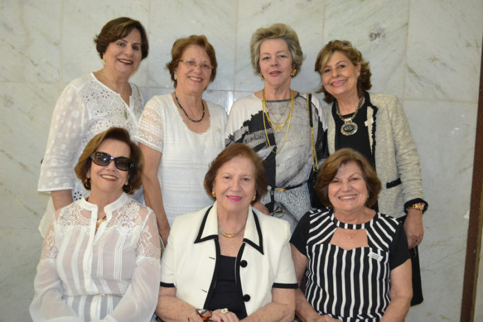  Gláucia Regattieri, Ana Maria Carvalho Villela, Beatriz Teixeira Andrade, Graça Pécora, Sônia Macedo, Neuza Souza Marques e Catarina Baião Guilhermino, na abertura da Mostra de Pinturas em Porcelana, Vidro e Seda, ontem, no Ritz Hotel