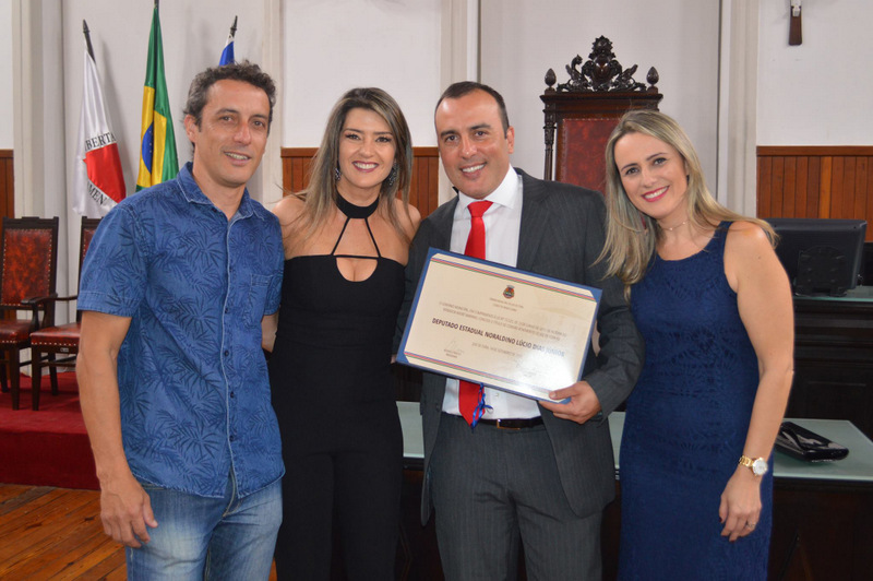 O deputado Noraldino Júnior (com a mulher Patrícia e os irmãos Fabrício e Kátia) após receber ontem, na Câmara, o título de cidadão benemérito, proposto pelo vereador André Mariano