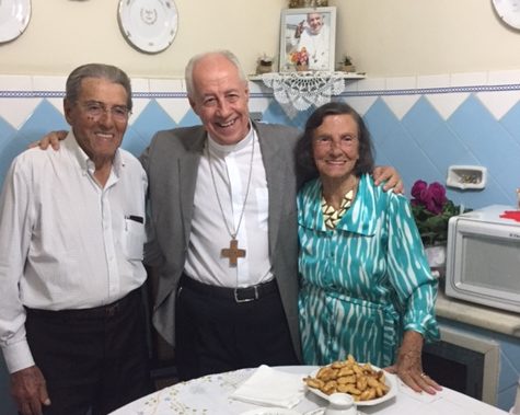 Maria da Fé e Pedro Miranda receberam o arcebispo dom Gil Moreira para um café, antecedendo as comemorações pelos 75 anos de casados, neste sábado. Pedro, que em outubro completa 96 anos, esbanja vitalidade e acaba de conquistar o terceiro lugar no torneio de buraco do Clube do Papo, presidido pelo filho Sebastião Miranda 