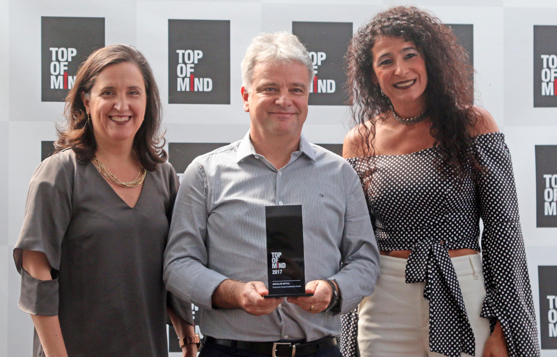 O diretor da ArcelorMittal, Waldenir Souza Lima ladeado por Maria Lúcia Mendonça e Suzana Neves na entrega do troféu Top Of Mind 2017, ontem, no Gran Victory  Foto: Leonardo Costa