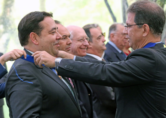 O diretor do Detran MG, delegado Rogério de Melo Franco Assis Araújo foi agraciado, ontem, com a Medalha Santos Dumont (grau ouro)