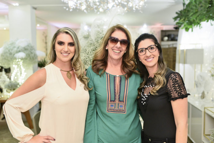 Cristina Schettino ladeada pelas filhas Polyana e Maria Paula, no lançamento da exposição “Mesa Posta Dubambu” 