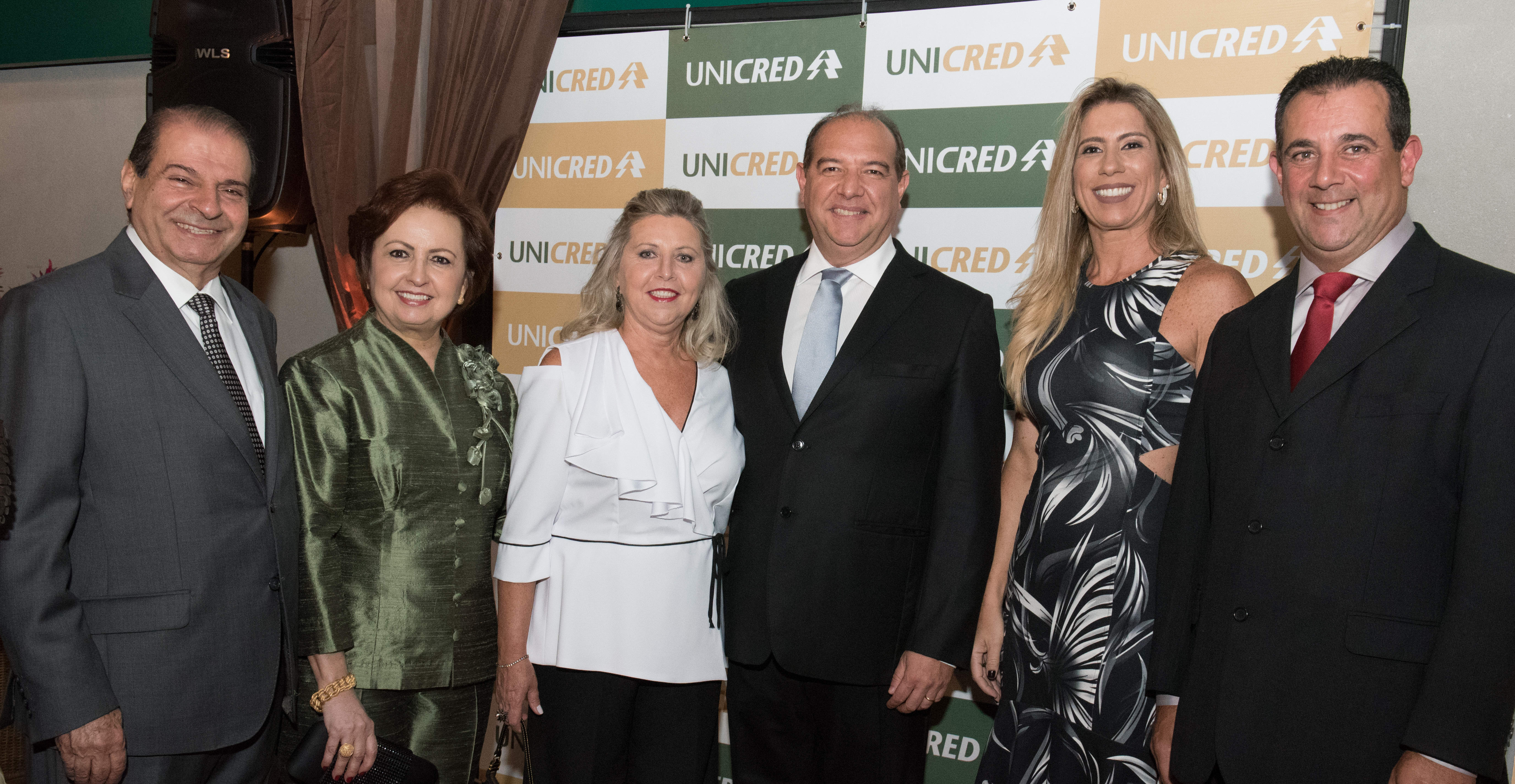 No 'coq' inaugural da agência da Unicred, no Independência Trade Office, Edval Nacle e Sandra Estefen (ele, diretor administrativo), Solange e Mauro Sirimarco (presidente), Liora Gonik (diretora financeira) e Antônio Dias