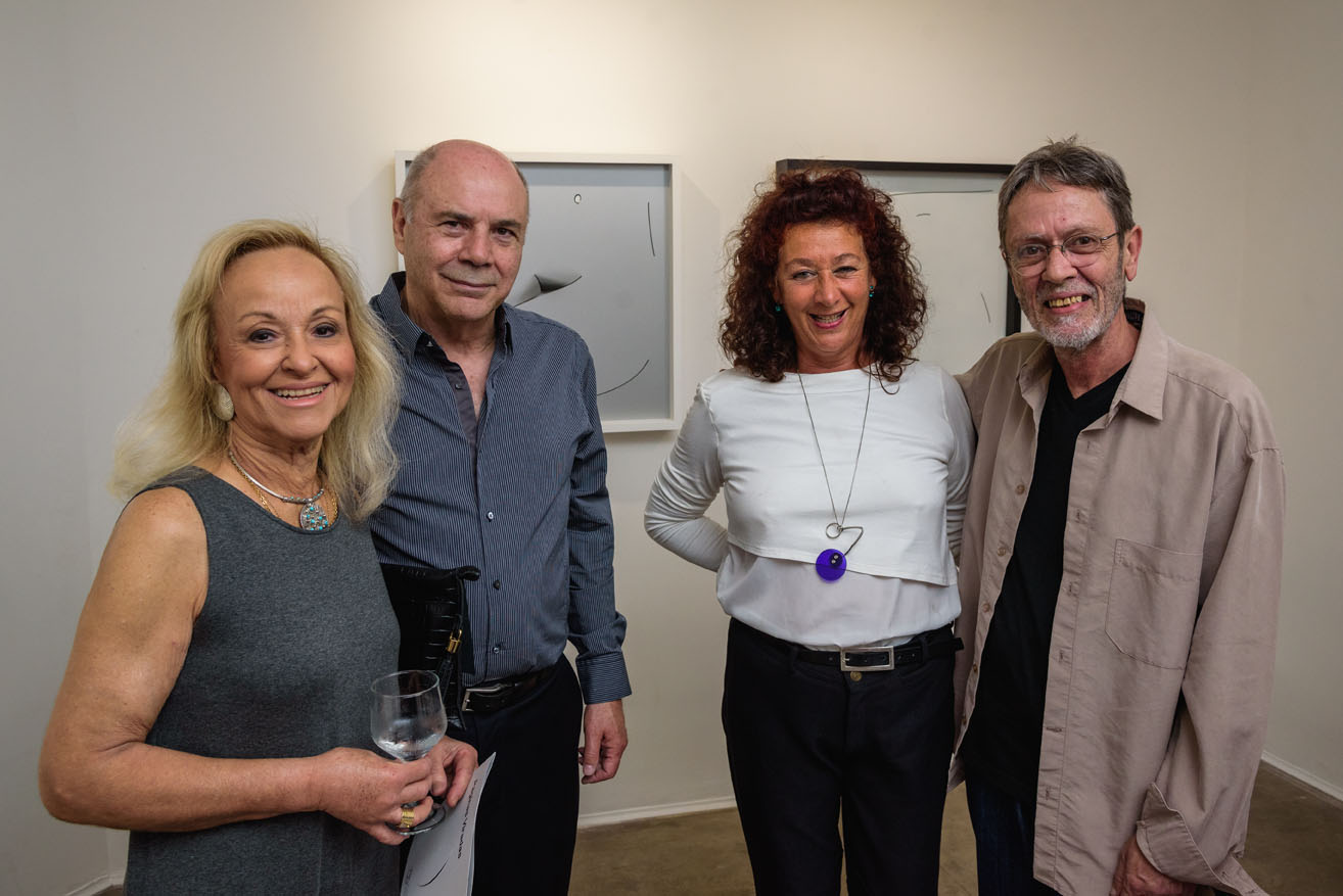 Onila e Luiz Cézar Falabella, Norama Mansur e o artista Francisco de Paula, na reabertura da CasaVinteum Foto: Taua Klonowski