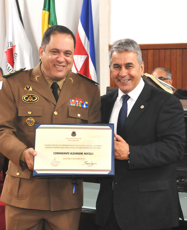 O comandante da 4ª. RPM, coronel Alexandre Nocelli recebeu o título de cidadão honorário do vereador Antônio Aguiar Foto: Humberto Nicoline