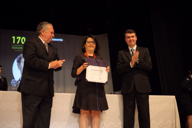 O presidente da Agência de Desenvolvimento, Jorge Montessi e o prefeito Bruno Siqueira ladeando a secretária de Administração e Recursos Humanos, Andréia Goreske, que recebeu a “Comenda Bernardo Mascarenhas".Thiago Britto/PJF