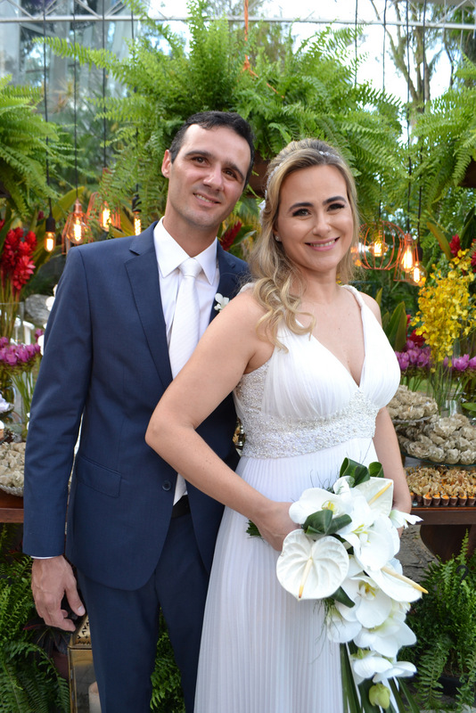 Breno Fonseca Guerra e Fernanda Falabella foram os personagens centrais do elegante casamento, nos jardins do Privilège, com direito à trégua da chuva para uma belíssima tarde/noite de primavera Foto: Toninho Carvalho