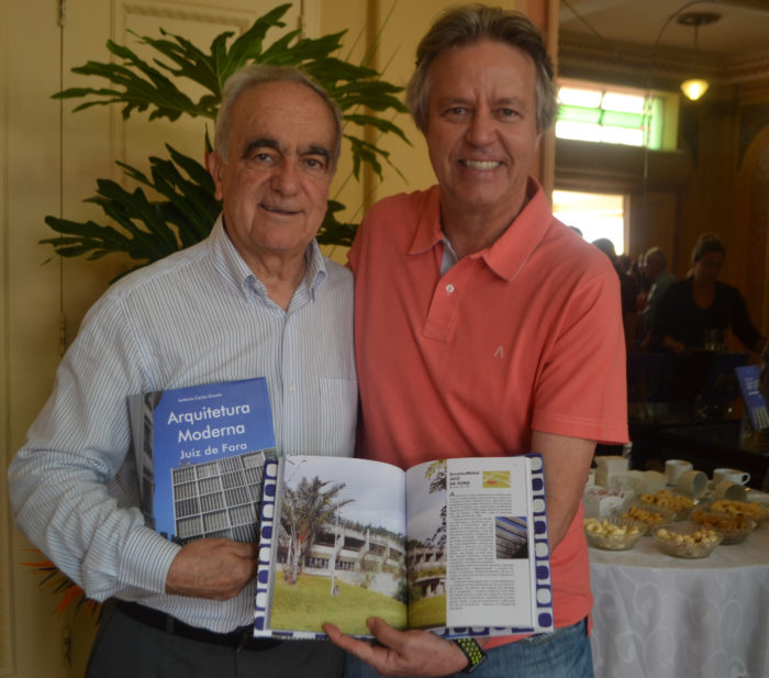 Antônio Carlos Duarte, autor do livro "Arquitetura Moderna - Juiz de Fora", e Ricardo Schmidt Araújo, na manhã de autógrafos no Central Foto: Toninho Carvalho