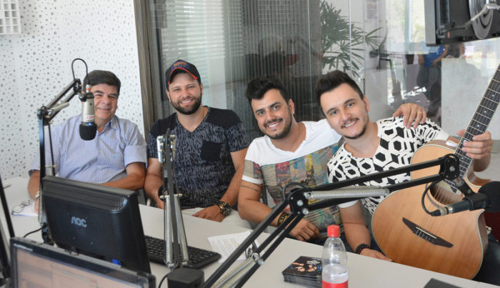 CR com Renan & Christiano e o produtor Rian Toledo, ontem, no estúdio da CBN Juiz de Fora, durante o programa "No Circuito", que destacou o lançamento do clipe da música “Valoriza’’ Foto: Marcelo Ribeiro