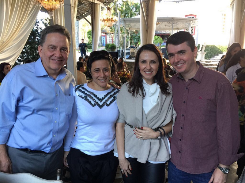 O presidente do BNDES, Paulo Rabello Castro e Érika de Oliveira e Silva, Daniele e o prefeito Bruno Siqueira em tarde social em Tiradentes