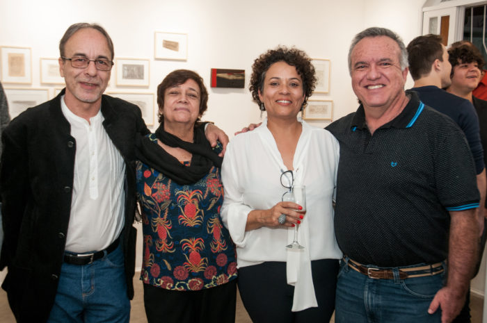 O curador Ronald Polito, a artista Neysa Campos, Nina Mello e Tarcísio de Souza Lima na abertura da exposição "Desenhos-Tiços", na CasaVinteum. Foto: Mariana Mello