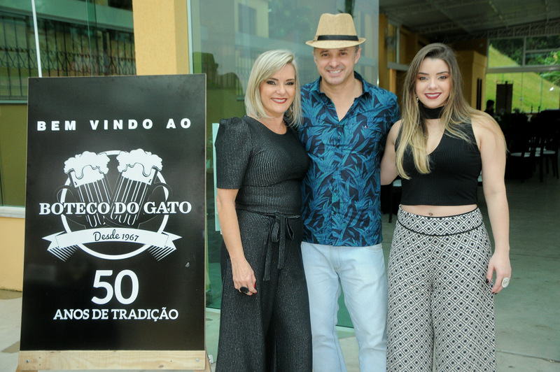 O aniversariante Henrique Allemand com Rita e a filha Marília, em tarde de festa no Novo Horizonte  Foto: Andréa Ottoni