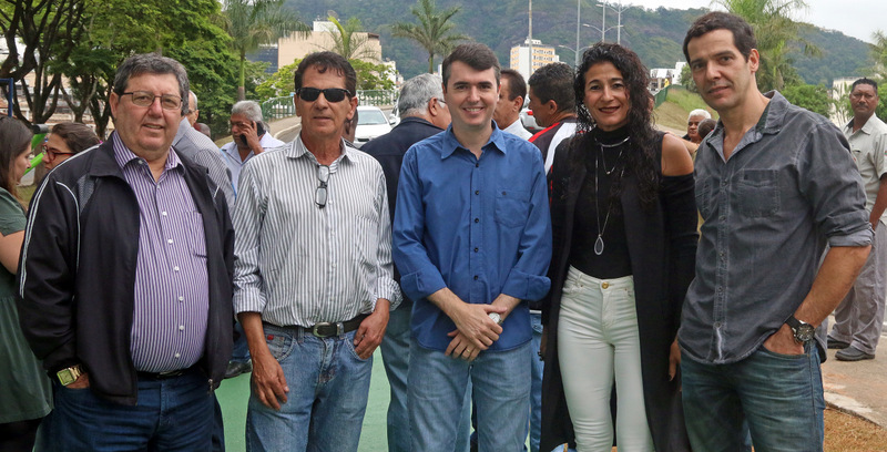 O prefeito Bruno Siqueira ladeado pelo secretário de Esporte e Lazer, Júlio Gasparette, Edgar Ribeiro, os irmãos Suzana e André Neves, na inauguração da primeira academia ao ar livre no Poço Rico, em frente à Esdeva Foto: Leonardo Costa