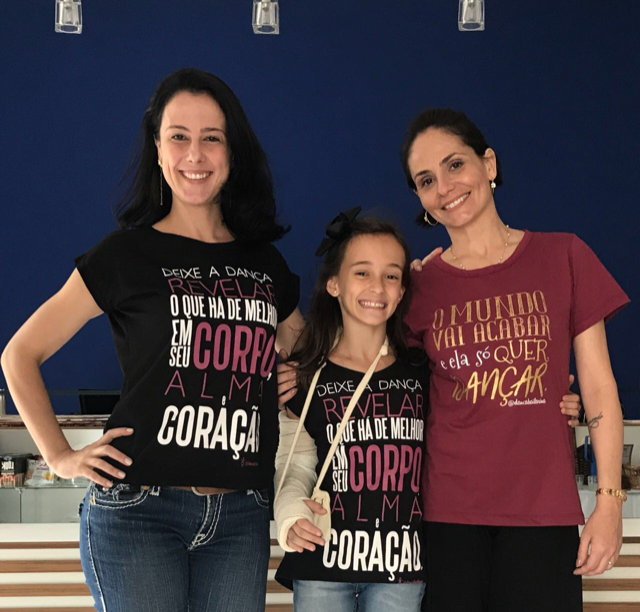 Bailarinas de destaque: A 'maítre' Patrícia Salgado (de blusa vermelha) comandou ‘workshop’ na Corpus Núcleo de Dança. A bailarina do Stutgart Ballet, que dançou com os mais renomados coreógrafos do mundo, posou para foto com Raphaela Barbosa Milward e Luciana Sagioro.  