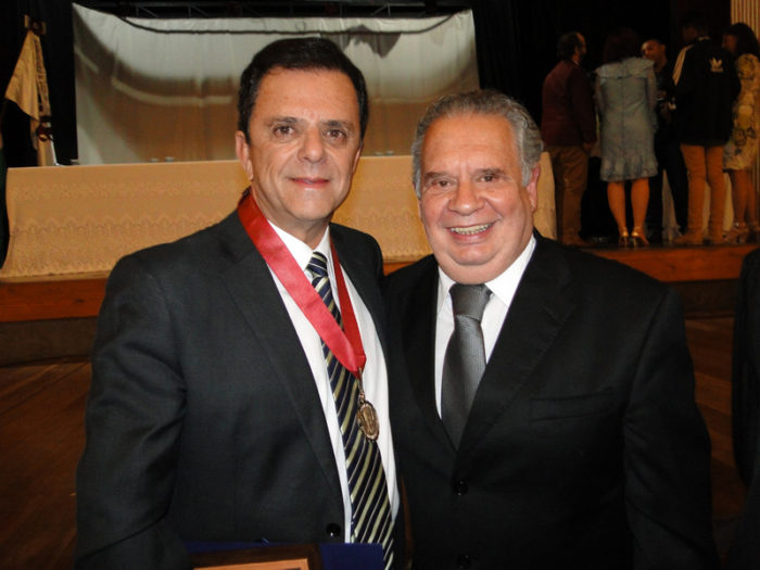 O presidente do Hospital e Maternidade Terezinha de Jesus, Ricardo Campello recebendo a “Comena Bernardo Mascarenhas” do presidente da Agência de Desenvolvimento, Jorge Montessi, no Teatro Academia 