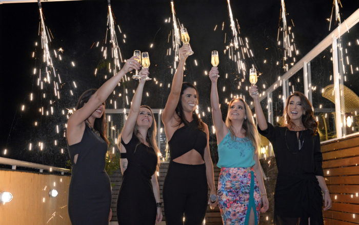 Joyce Silva, Camila Knop, Saliza Serodio, Letícia Lourenço e Eveline Zanetti brindando os oito anos da Corpo S/A. Durante a festa, na cobertura do Victory Suítes, Saliza lançou o projeto de franquia da clínica, que faz sucesso em proporcionar um novo estilo de vida, promovendo a saúde e o bem estar  