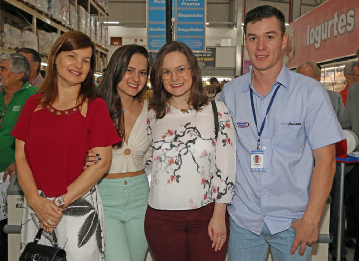 Marta Lopes Reis com as filhas Alice e Deborah (com o noivo Guilherme Rossetto) no novo Bahamas Mix São Pedro Foto: Leonardo Costa