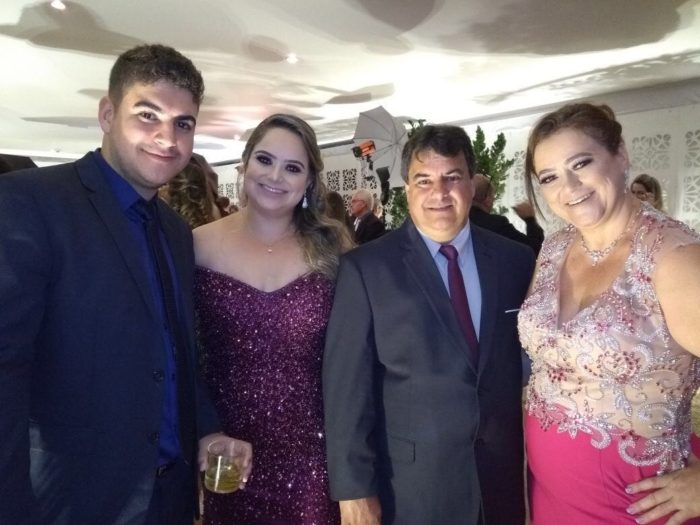 Os irmãos Giovanni Ricardo e Karolline (formanda em medicina) com os pais Giovani e Roselene Vardieiro, na festa da Unipac, no Capitólio 