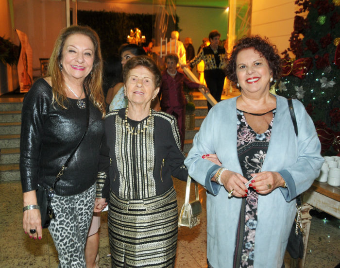 Florinha do Carmo e a mãe Jandira Rossini com Alda Oliveira em noite social no Marcellu's Aero Foto: Andréa Ottoni