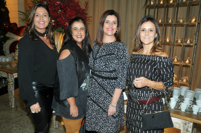 Débora Queiroz, Bia Barroso, Priscila Weiss e Renata Ribeiro, em noite social no Marcellu’s Aero Foto: Andréa Ottoni