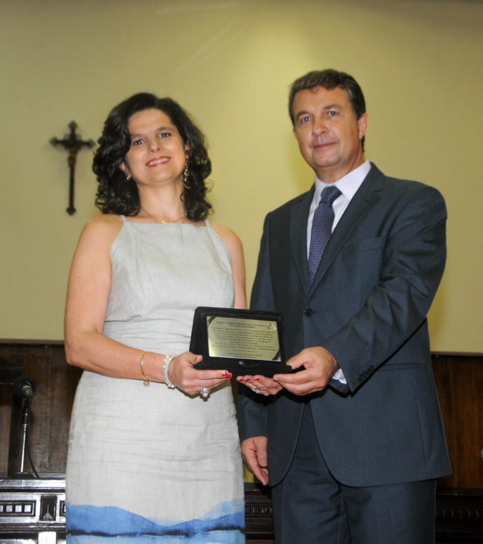 Maria Andréa Stehling Santos de Paula recebeu homenagem especial do diretor do Fórum Benjamin Colucci, juiz Paulo Tristão, pelos 27 anos de atuação como assistente social na Vara da Infância e Juventude Foto: Andréa Ottoni