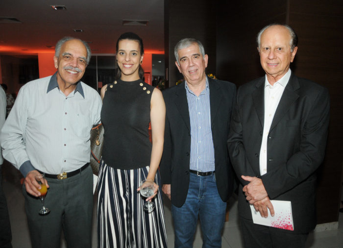 Os médicos Tadeu Coutinho (com a filha Larissa), Homero Gonçalves Júnior e Vicente Rozauro Vidal prestigiaram a colega Denise Drumond no lançamento de seu livro  “Conhecendo Maria”, no Centro Médico Monte Sinai Foto: Andréa Ottoni