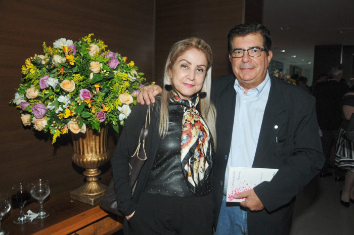 Regina Castelo e Milton Prudente, presenças elegantes na noite de autógrafos da médica Denise Drumond Foto: Andréa Ottoni