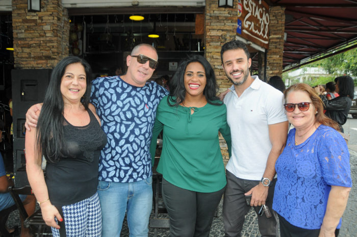 Os irmãos Eliana, Álvaro e Áurea Lamha, ladeando Sandra Portella e Guilherme Duarte na tarde solidária do Imepp, na Estação Grill Foto: Andréa Ottoni