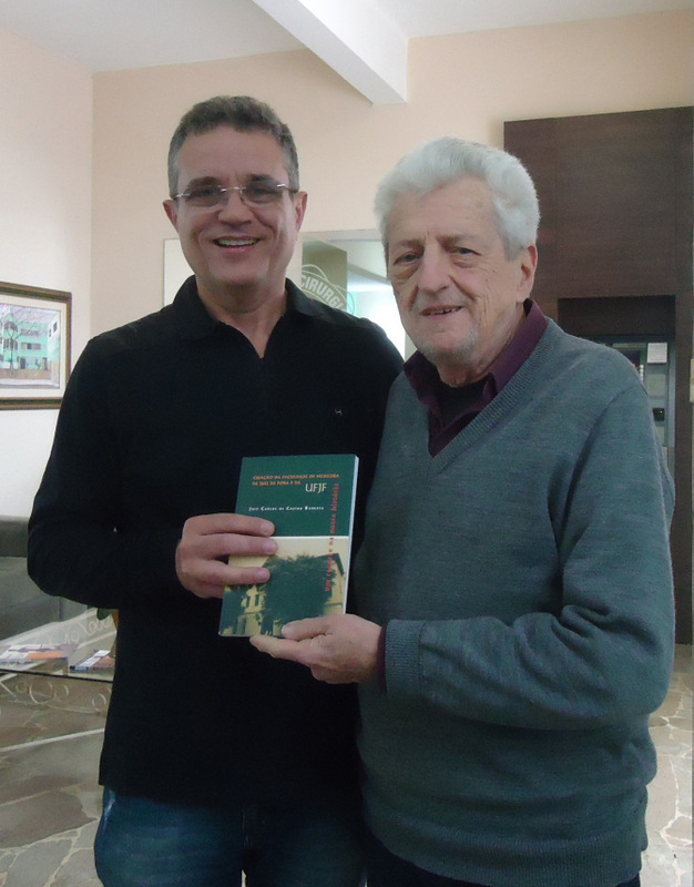 O presidente da Sociedade de Medicina e Cirurgia, Elson Corrêa Mello Junior com o autor José Carlos de Castro Barbosa, que autografa hoje o livro "Criação da Faculdade de Medicina de Juiz de Fora e da UFJF”