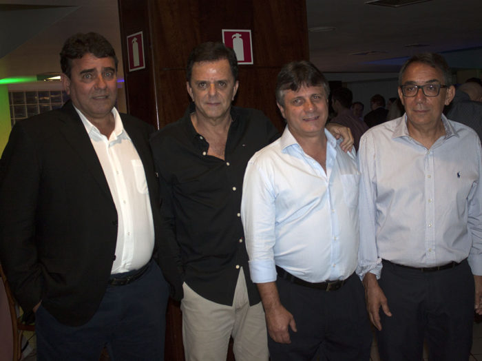 Os médicos José Mariano Moraes, Ricardo Campello, José Francisco Nunes Pereira das Neves e Evandro Soldate Duarte no ‘coq’ inaugural da primeira fase do moderno centro cirúrgico do Monte Sinai Foto: Guilherme Ovídio