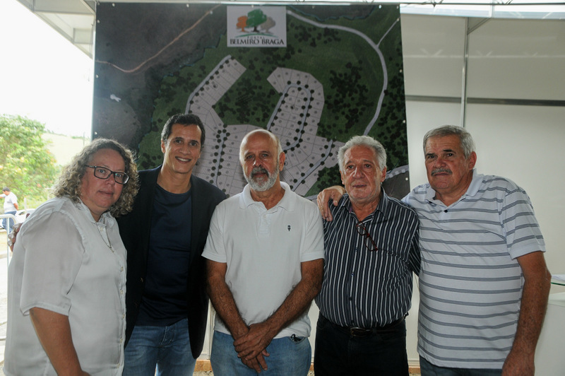 Rechiane Janeiro, Júlio Feitoza, o prefeito de Belmiro Braga, Afonso Henrique Ferreira, Hélio Oliveira e João Ferreira, no bem sucedido lançamento do Portal Belmiro Braga. Foto: Andréa Ottoni