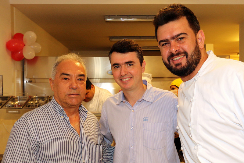 O secretário de Desenvolvimento Econômico João Matos, o prefeito Bruno Siqueira e o ‘Masterchef’ Pablo Oazen Foto: Leonardo Costa