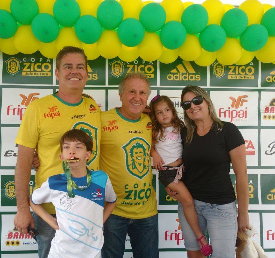 Zico com o anfitrião Léo Beire, Fernanda e os filhos Bernardo e Maria Eduarda, ontem, na premiação da Copa Zico Verão, na Cidade Alta 