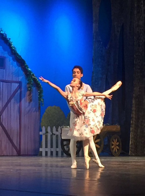 Balé no Rio : Eleita melhor bailarina (categoria meia ponta) no 35º Festival de Dança de Joinville (SC), Luciana Sagioro, que é aluna da Escola Petite Danse, se apresentou no espetáculo “Tropicália”, nas Cidades das Artes, Rio. Antes do show foi exibido um vídeo contando um pouco da trajetória da premiada juiz-forana. Na plateia estavam Angélica e Luciano Huck, Mateus Solano, Fernanda Souza, entre outros. Radiantes com o sucesso da filha, Ana Lívia e Ulisses Sagioro. 