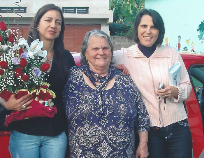 Marta Salgado com dona Geny Barbosa e a filha Célia, na Creche Comunitária Antônio e Maria Geny Barbosa 