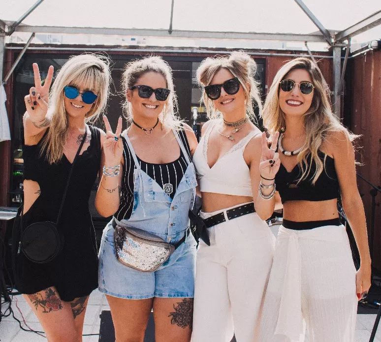 Nathália Melandre, Tatah Fávero, Michelle Assis e Shayna Lavorato, clicadas no movimentando “bazar das quatro”, no Experimental 