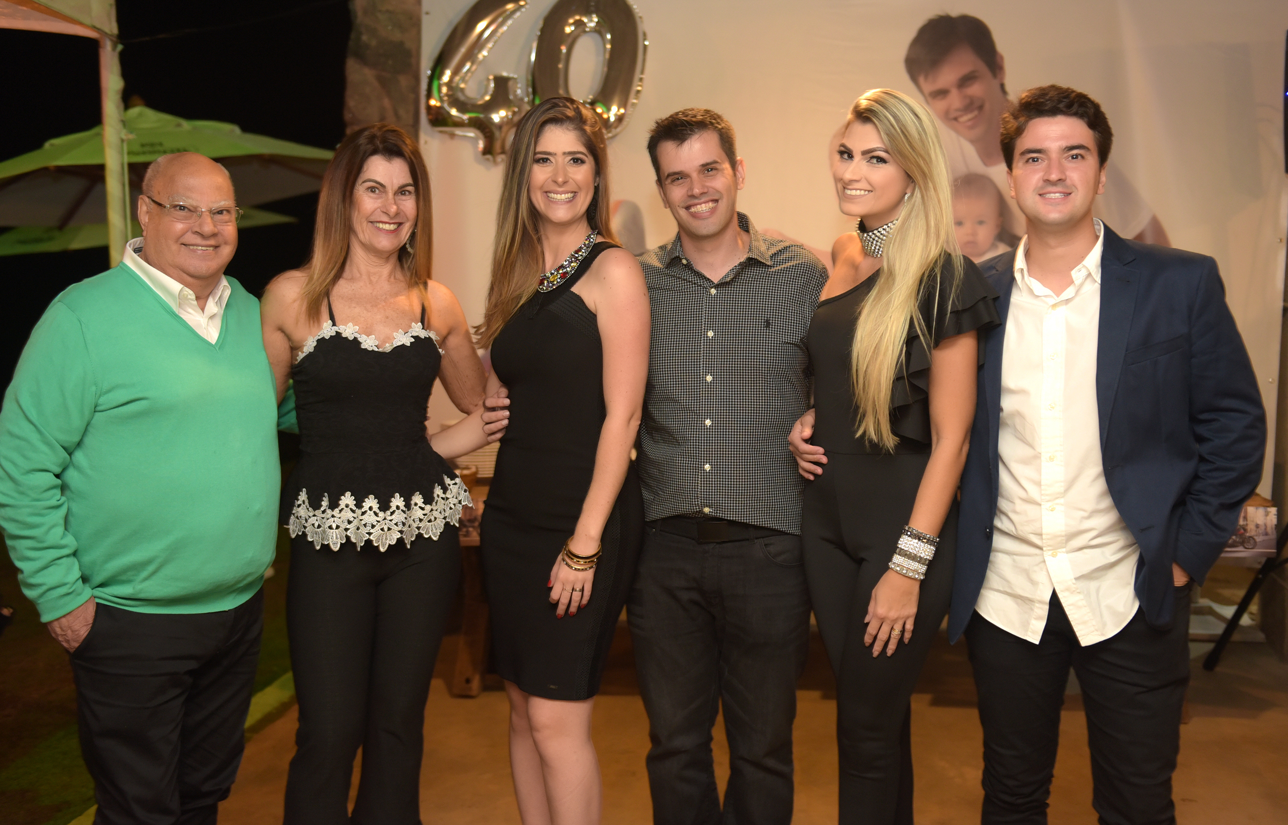 Fabíola e José Luiz Quintella (ladeados por Paulo Ely e Regina Pereira, Rafaela e Felipe Fortuna) na bonita festa surpresa que comemorou os 40 anos dele, na Cervejaria Escola Mirante Foto: Tamires Boni