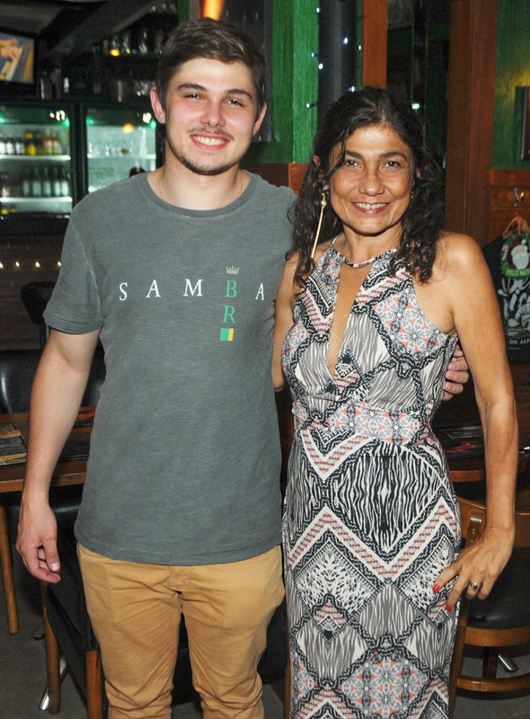 No Brasador, Renan (comemorando a formatura em direito pela UFJF) e sua mãe Andreá Ottoni