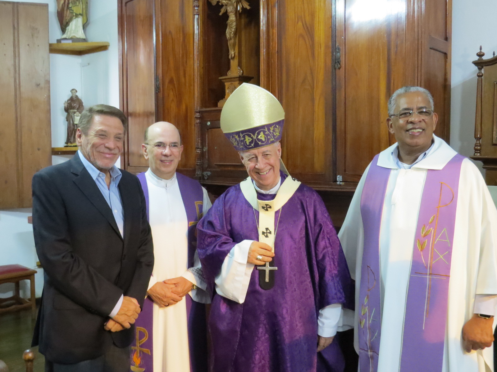 O presidente da Santa Casa, Renato Villela Loures, o monsenhor Luiz Carlos de Paula, dom Gil Moreira e o padre José Leles da Silva, na missa de fim de ano, na Capela Senhor dos Passos, que teve participação do Coral Pró-Música 