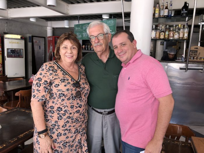 Ana Amélia de Castro Ferreira e o filho João Paulo ladeando Wilson Cid no almoço da Churrasqueira São Mateus 