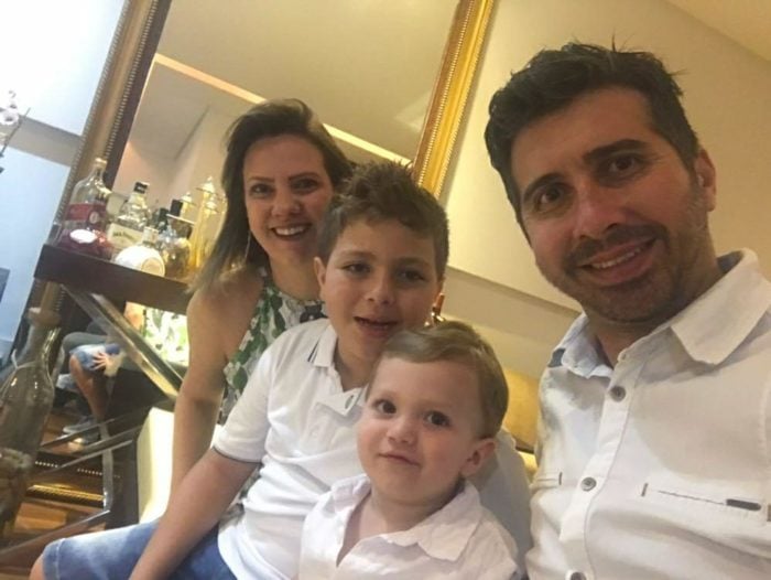 Aline Barra e Alê (Piau) Debortoli com os filhos Gabriel e Thiago dando boas-vindas a 2018