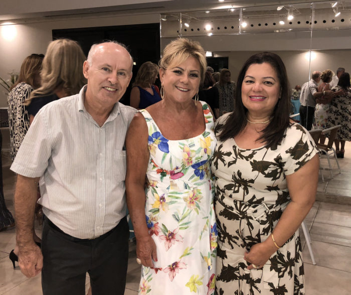 A aniversariante Neusa Neves da Silva, ladeada por Paulinho e Isabel Lopes, na bonita festa anteontem, no “Lés Residence Saint Tropez”, na Barra da Tijuca 