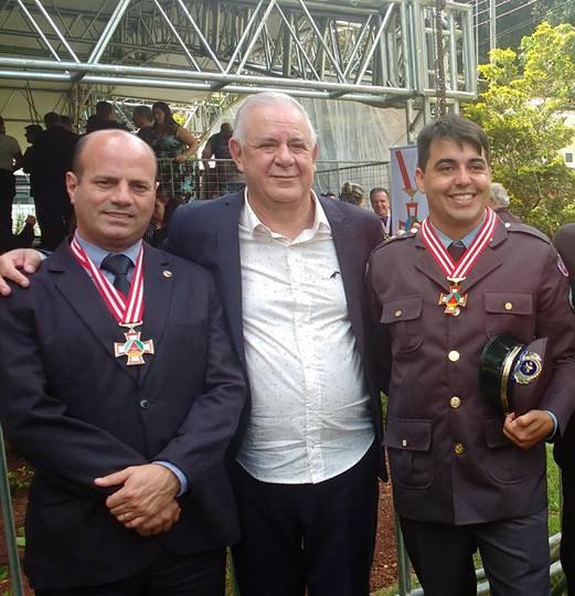 O vereador Sargento Mello Casal, com o prefeito de São João del-Rei Nivaldo Andrade e o vereador Cabo Zanolla, na solenidade de entrega da “Comenda da Liberdade e Cidadania”, na Fazenda do Pombal, em Ritápolis  