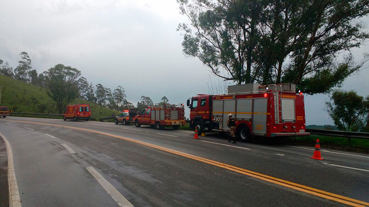 Carro sai da pista, capota e cai em ribanceira de 30 metros 2 capotamento em barbacena bombeiros