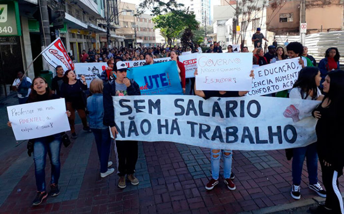 Professores Alunos E Pais Protestam Contra Parcelamento De Sal Rios Na